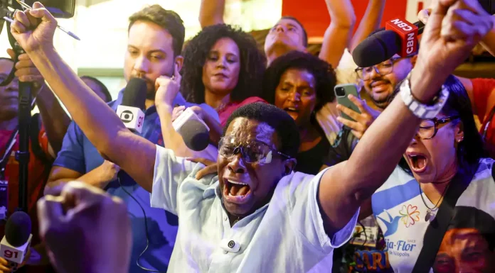 Neguinho da Beija-Flor celebra título no adeus: “agora, só camarote”