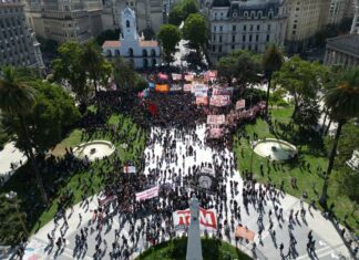 Protestos na Argentina têm momentos de tensão e dois detidos