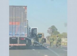 Grupo armado e disfarçado com fardas, para caminhão na Rodovia Anhanguera; veja o vídeo