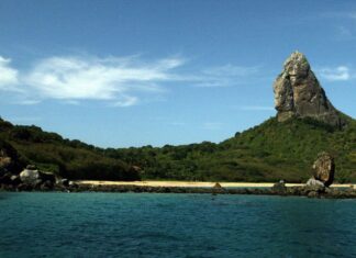 Fernando de Noronha passa a exigir dose de reforço de visitantes