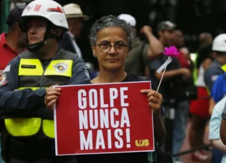 Ato em SP pede punição a todos os envolvidos nos ataques de 8/1