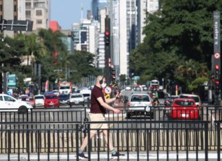 Brasil registra 130 mortes por covid-19 e 5,7 mil casos em 24 horas
