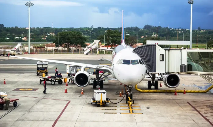 aviao-abastecimento-rmnunes_-istock