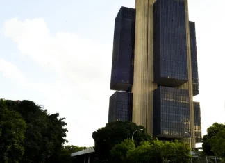 Em semana de Copom, mercado eleva previsões para taxa de juros