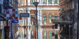 Comporta é aberta para escoar água do centro de Porto Alegre