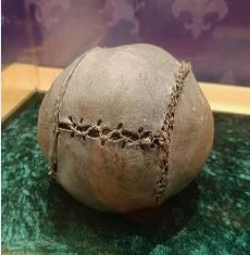 Bola mais antiga do mundo entra em exposição em Miami