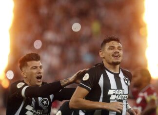Palmeiras ganha clássico, mas Botafogo sustenta ponta do Brasileiro