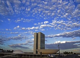 Dia Mundial do Doador de Medula Óssea muda cores do Congresso Nacional