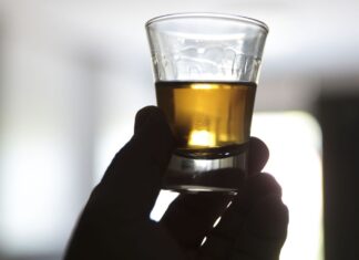 Consumo de álcool antes de dormir pode prejudicar o sono