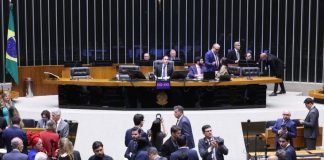 Câmara adia para esta quinta-feira votação de fim da “taxa das blusinhas” Câmara adia para esta quinta-feira votação de fim da "taxa das blusinhas"