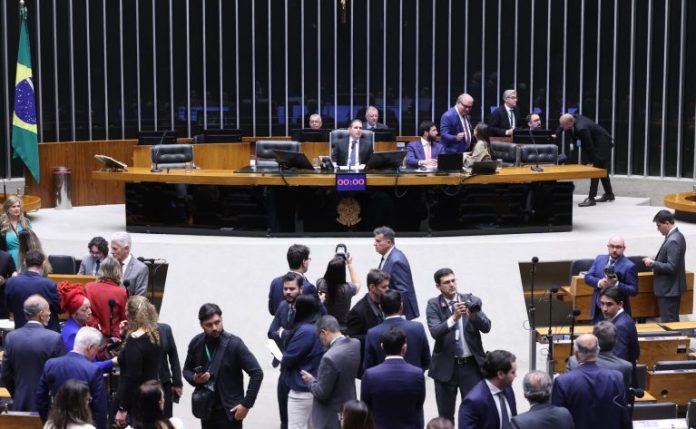 Câmara adia para esta quinta-feira votação de fim da "taxa das blusinhas" Câmara adia para esta quinta-feira votação de fim da "taxa das blusinhas"
