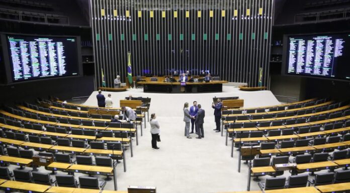 Câmara analisa projeto que revoga trechos desatualizados da CLT; acompanhe Câmara analisa projeto que revoga trechos desatualizados da CLT; acompanhe