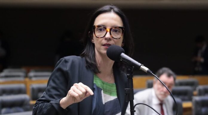 Câmara aprova projeto que cria a carteira nacional de docente Câmara aprova projeto que cria a carteira nacional de docente