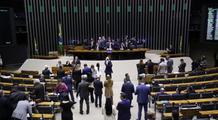 Câmara aprova projeto que cria punição para o crime de usar pessoas como escudo humano Câmara aprova projeto que cria punição para o crime de usar pessoas como escudo humano