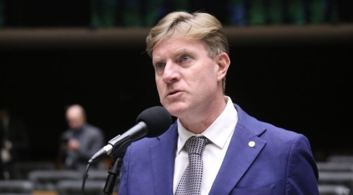 Câmara aprova projeto que obriga companhias aéreas a dar assistência a familiares de vítimas de acidentes Câmara aprova projeto que obriga companhias aéreas a dar assistência a familiares de vítimas de acidentes