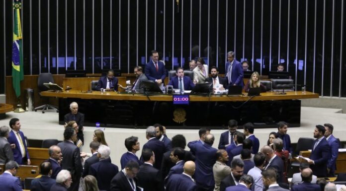 Câmara aprova projeto que obriga votação não presencial em eleição de organização esportiva Câmara aprova projeto que obriga votação não presencial em eleição de organização esportiva