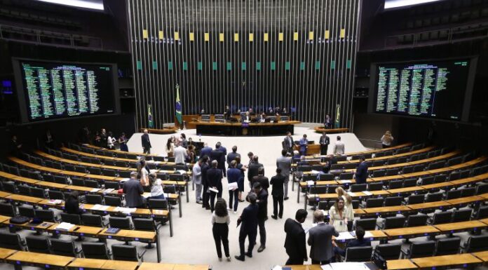Câmara aprova projeto que permite quebra de sigilo bancário para fixar pensão alimentícia Câmara aprova projeto que permite quebra de sigilo bancário para fixar pensão alimentícia