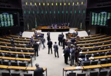 Câmara aprova regime de urgência para 12 projetos Câmara aprova regime de urgência para 12 projetos