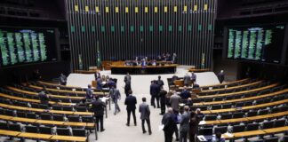 Câmara aprova regime de urgência para 12 projetos Câmara aprova regime de urgência para 12 projetos