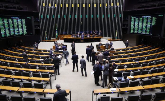 Câmara aprova regime de urgência para 12 projetos Câmara aprova regime de urgência para 12 projetos