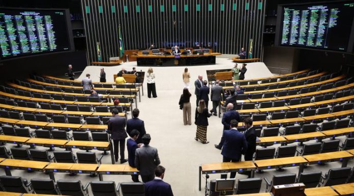 Câmara aprova seis medidas provisórias com créditos extras; textos seguem para o Senado Câmara aprova seis medidas provisórias com créditos extras; textos seguem para o Senado