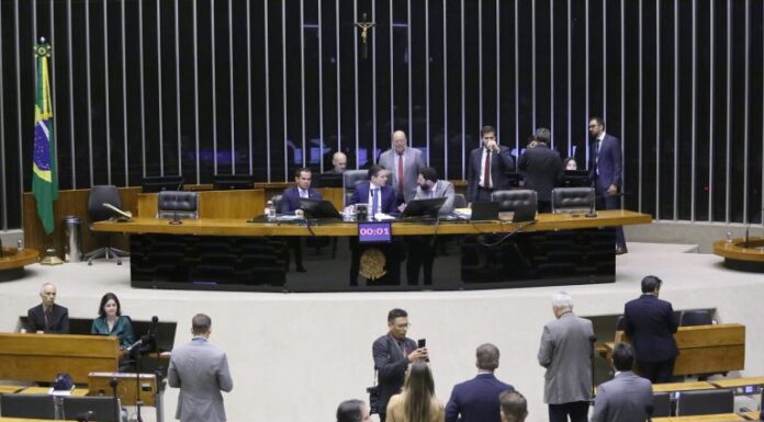 Câmara deve votar projetos sobre falsificação de bebidas e enfrentamento ao câncer de mama Câmara deve votar projetos sobre falsificação de bebidas e enfrentamento ao câncer de mama