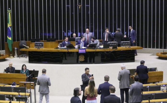 Câmara deve votar projetos sobre falsificação de bebidas e enfrentamento ao câncer de mama
