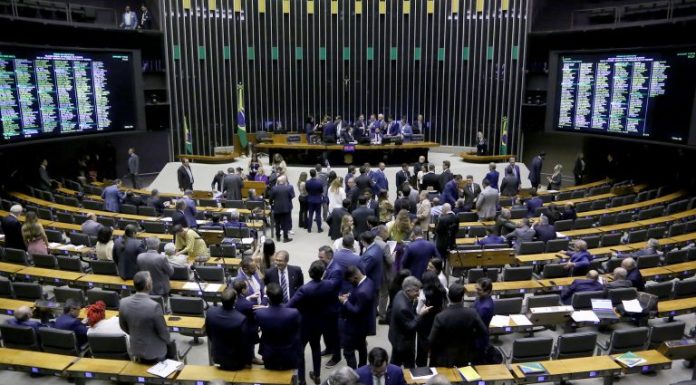 Câmara pode votar nesta segunda-feira projeto que facilita combate a incêndios florestais Câmara pode votar nesta segunda-feira projeto que facilita combate a incêndios florestais
