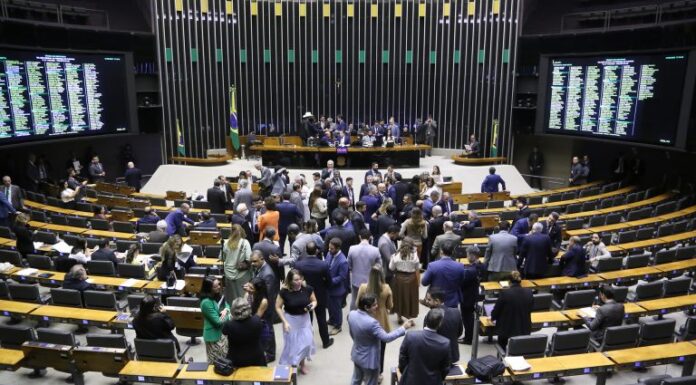 Câmara pode votar projeto que amplia remuneração de fiscais agropecuários que atuam contra gripe aviária Câmara pode votar projeto que amplia remuneração de fiscais agropecuários que atuam contra gripe aviária