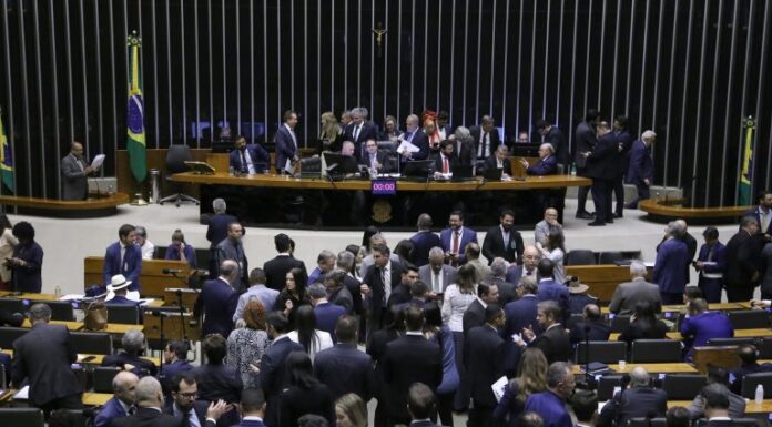 Câmara pode votar projeto que aumenta penas para abandono de idoso Câmara pode votar projeto que aumenta penas para abandono de idoso