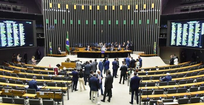 Câmara pode votar projeto que cria indenização para fiscais que atuam no combate à gripe aviária Câmara pode votar projeto que cria indenização para fiscais que atuam no combate à gripe aviária