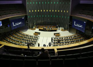 Campanha incentiva participação feminina na política