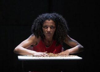 Companhia encena espetáculo que mostra olhar feminino sobre o cárcere