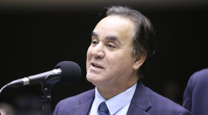 Carla Zambelli renuncia ao mandato; Adilson Barroso é convocado para tomar posse Carla Zambelli renuncia ao mandato; Adilson Barroso é convocado para tomar posse