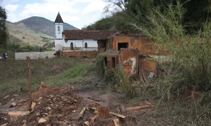 casa_destruida_no_distrito_de_barra_longa_-_foto_jose_cruz (1)