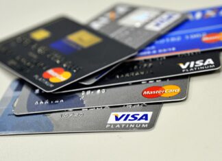 Total de famílias com contas atrasadas é o maior em 12 anos, diz CNC