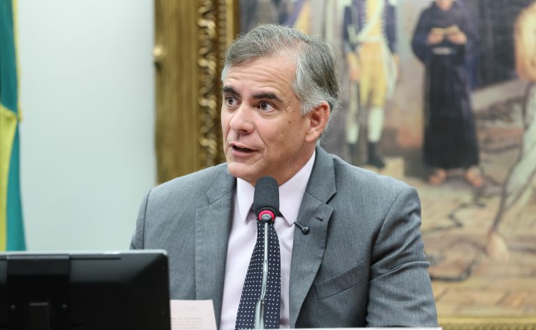 Deputado Leur Lomanto Júnior fala ao microfone