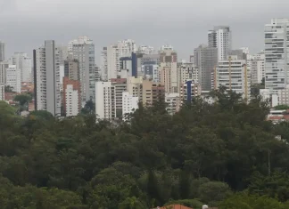 Construções em cidades brasileiras crescem mais que a população