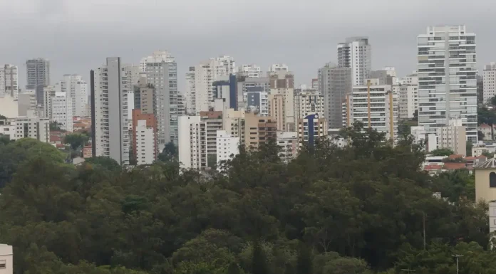 Construções em cidades brasileiras crescem mais que a população