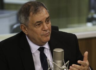 Em congresso da Abimaq, ministro defende reindustrialização do país