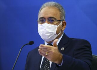 “Terceira dose só depois que avançarmos na segunda”, diz ministro