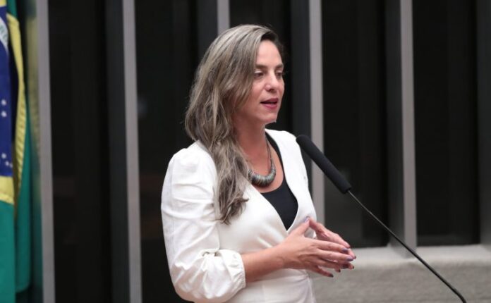 Comissão aprova ampliação do acesso de professores a livros de sua área de atuação
