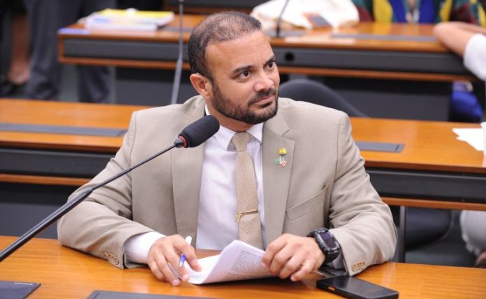 Comissão aprova ampliação do porte de arma para servidores