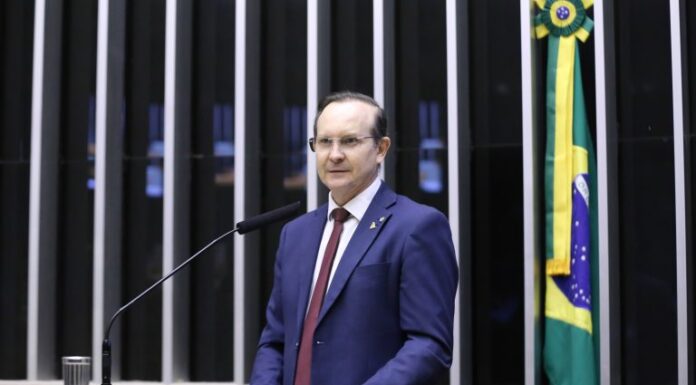Comissão aprova autorização para motorista de aplicativo parar em qualquer local para passageiro com necessidade especial Comissão aprova autorização para motorista de aplicativo parar em qualquer local para passageiro com necessidade especial