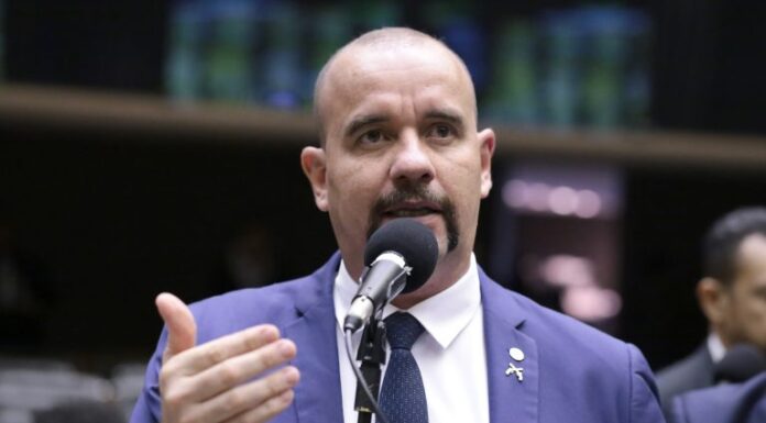 Comissão aprova autorização para que PM tenha armas como militar do Exército Comissão aprova autorização para que PM tenha armas como militar do Exército