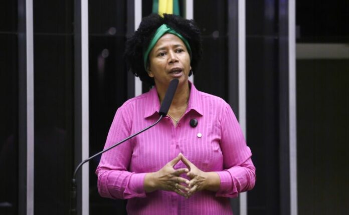 Comissão aprova cadastro nacional para intérpretes de Libras