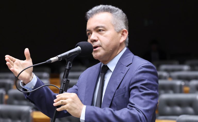 Deputado Cleber Verde fala ao microfone