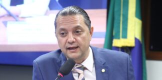 Comissão aprova cordão de fita roxa como símbolo para identificar pessoas com Alzheimer Comissão aprova cordão de fita roxa como símbolo para identificar pessoas com Alzheimer