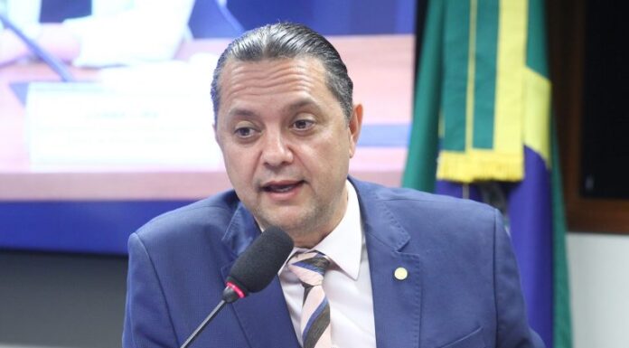 Comissão aprova cordão de fita roxa como símbolo para identificar pessoas com Alzheimer Comissão aprova cordão de fita roxa como símbolo para identificar pessoas com Alzheimer