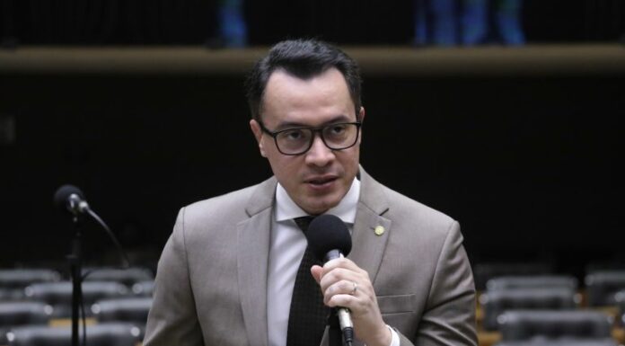 Comissão aprova dispensa de perícia periódica para quem usa cadeira de rodas motorizada Comissão aprova dispensa de perícia periódica para quem usa cadeira de rodas motorizada